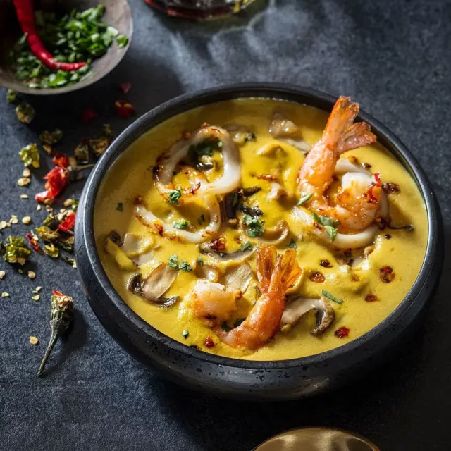 Kömelekli we deňiz önümli taý karri çorbasy