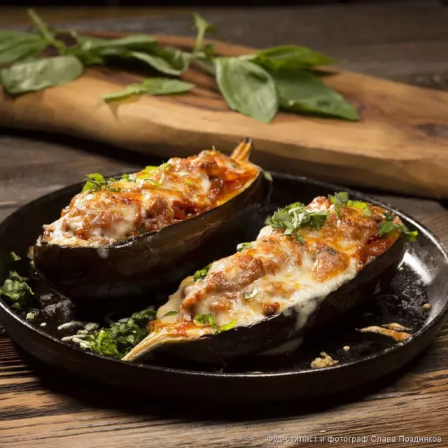 Leçoly üwelen et bilen doldurylan peýnir sepilen bişirilen badamjanlar